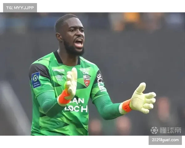 洛里昂门将姆沃戈高接抵挡，半场已完成7次扑救